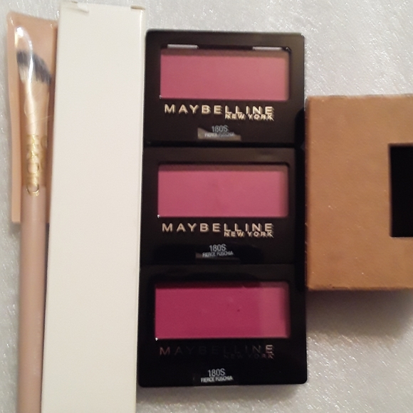 (1)  Maybelline contour brush (3)eyeshadow singles - Picture 1 of 1